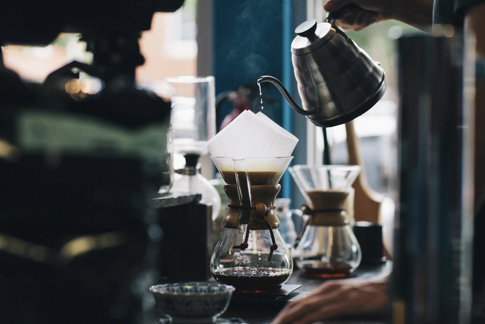 Zubereitung von Filterkaffee mit Handfilter und Glaskaraffe