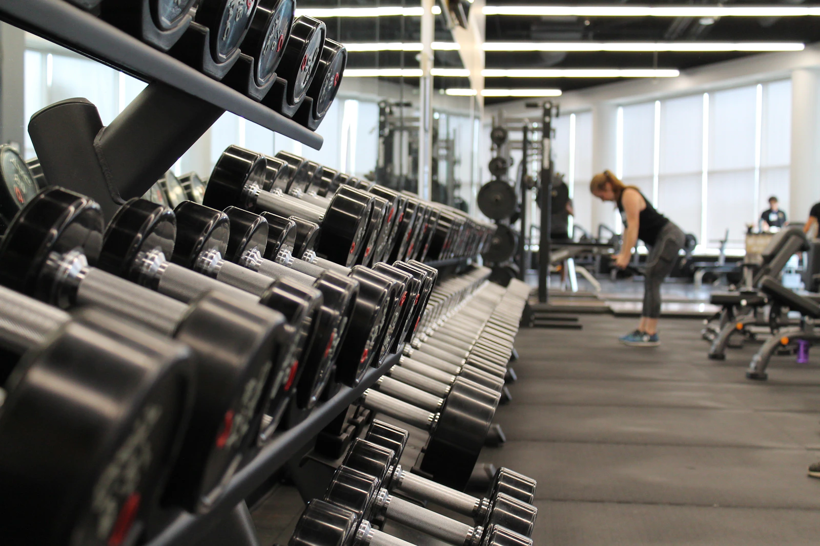 Trainingsbereich eines Fitnessstudios mit Gewichten